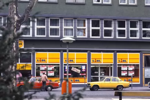 In bekannter Fassade und hinter Autos in passender Lackierung: die Lidl-Filiale 1980 in der Ludwigstraße. 