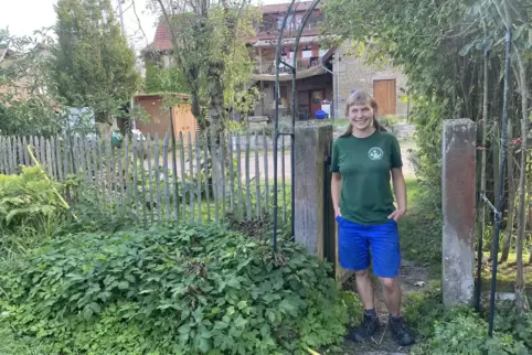 Jule Schwartz in der „Keimzelle“ des Hengstbacherhofes: Im kleinen Bauerngarten hat Besitzer Joachim Böttcher seine Forschung fü