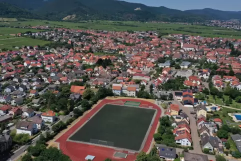 Den Maikammerer Sportplatz galt es beim Benefizlauf zu umrunden. 
