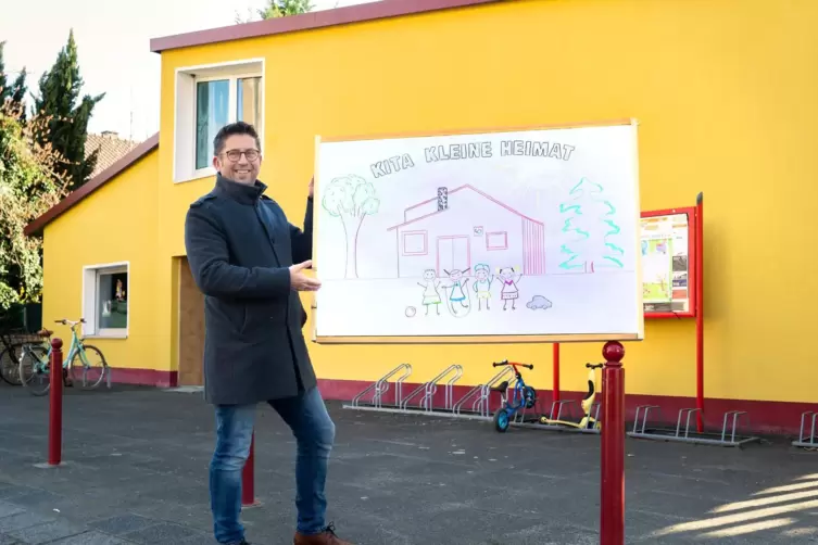 Nach der Einweihung als kommunale Kita im April dieses Jahres: Kindergarten-Leiter Peter Meyer präsentiert das Logo der Kleinen 