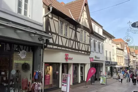 Das älteste nachgewiesene Fachwerkhaus der Pfalz steht in Neustadt: Der Giebelbau des Hauses Hauptstraße 51 (rechts) wird auf da