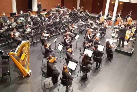 Das Orchester der Mannheimer Musikhochschule spielte in voller sinfonischer Besetzung im großen Saal des Frankenthaler Congressf