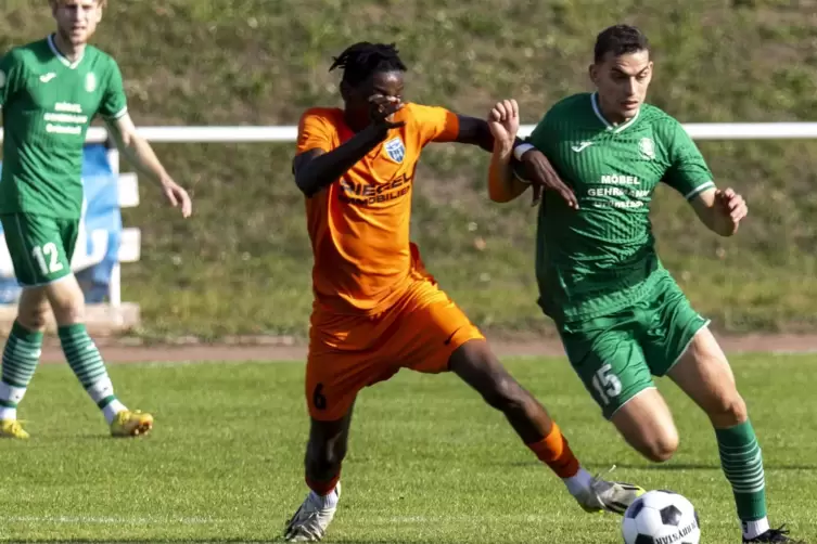 Unglückliche Niederlage in Grünstadt: Speyers Luiz De Marco Kemadjou Yompang (orange).