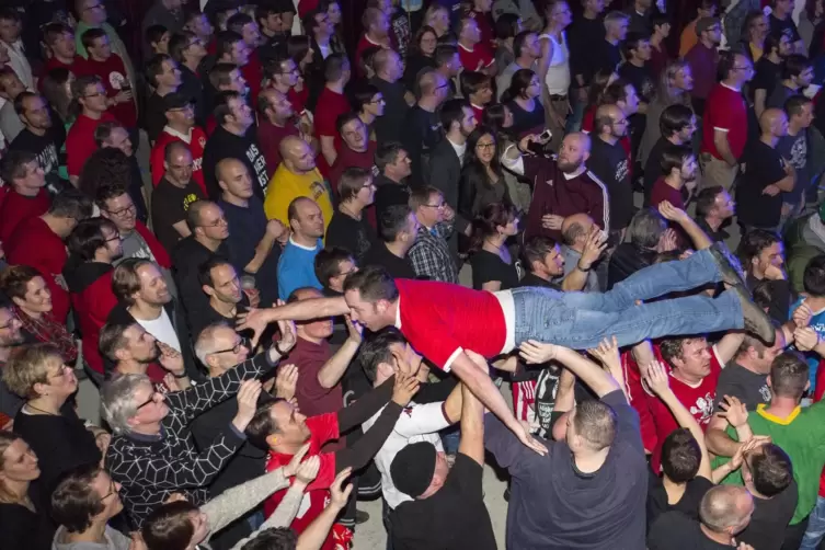 Stagediven geh&ouml;rt bei einem Walter-Elf-Konzert in Kaiserslautern &ndash; hier 2014 in der Kammgarn &ndash; einfach dazu. 