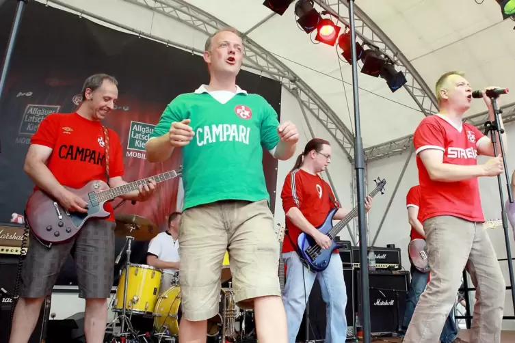 2010 spielte die Walter Elf &ndash; hier (vorn, von links) Frank Rahm, Alex Hoffmann, Dennis Trace und Beppo G&ouml;tte &ndash; beim FCK-Stadionf