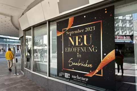 Mit großen Plakaten an den Schaufenstern des ehemaligen Kaufhofs kündig Aachener die Neueröffnung im September an. Mittlerweile 