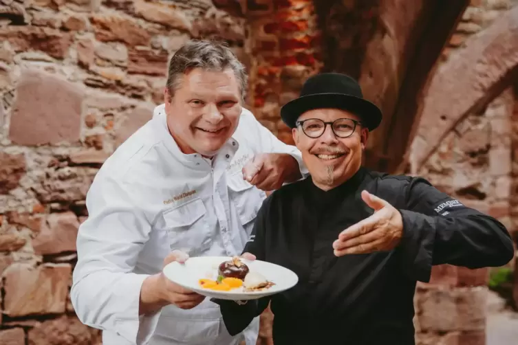 Gastgeber: Martin Scharff (re.) mit Konditorweltmeister Bernd Siefert, der das Dessert zur Dinnershow beisteuert.