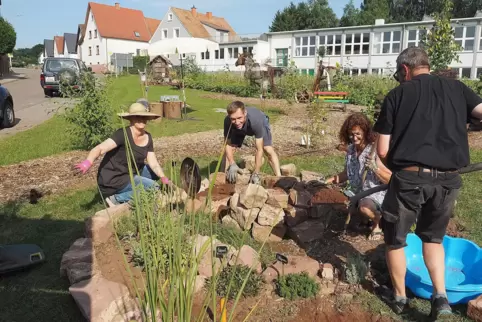 Bei der Arbeit am Platz der Vielfalt (von links): Simone Leibrock, Andreas Glahn, Gabi Poller und Jürgen Poller im Sommer 2021. 