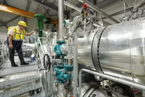 Flusswärmepumpe läuft: Rolf Scheinost, Projektleiter für das GKM, neben dem Kondensator (rechts) der neuen Anlage der MVV. 