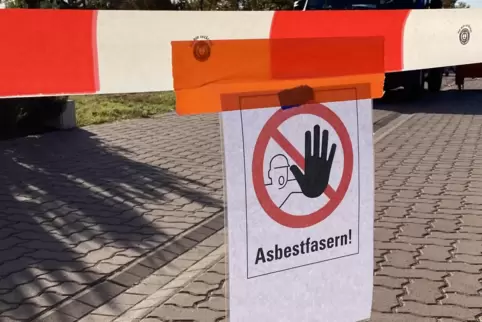 Hier beginnt in der Silvanerstraße der Bereich, der wegen Asbestgefahr nicht betreten werden soll.