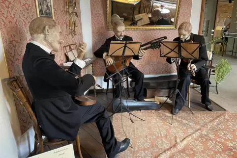 Eines von acht Dioramen zeigt ein Salonorchester: Die fast lebensgroßen Figuren seien ein Alleinstellungsmerkmal, das erhalten b