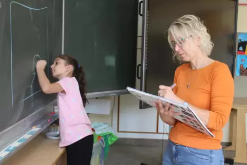 „Stadt Land Vollpfosten“ spielt Erva an der Rupprechtschule mit ihrer Mentorin Jutta Popp vom Verein Kinderhelden. Die Zehnjähri