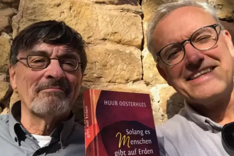 Kees Kok und Thomas Klein mit dem neuen Oosterhuis-Buch. 