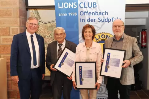 Präsident Andreas Gromadecki mit den Preisträgern Gerd Pressler, Karin Hechler und Wolfgang Heckman (von liks).
