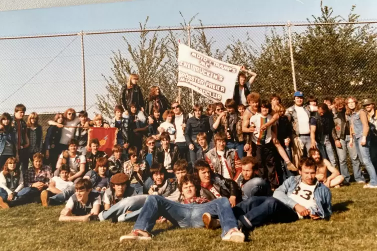 Die Zweibrücker Moto-Tramp’s und ihre Freunde um 1980 auf dem Sportplatz hinter der Schule in Ernstweiler. 