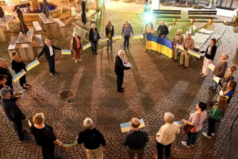 Zum Abschluss der Andacht versammeln sich die Teilnehmer vor der Kirche. 