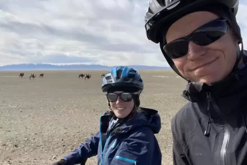 In den Weiten der Wüste Gobi in der Mongolei begegnen den beiden Radtouristen Lukas Bion und Lotta Schaefer desöfteren auch Kame