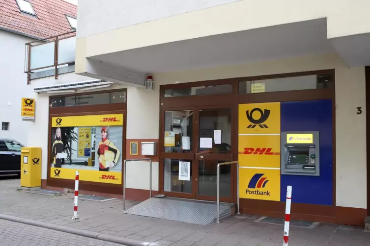 Bald werden hier nur noch Postkunden bedient: Die Postbank zieht sich aus der gemeinsamen Filiale in Bad Bergzabern zurück. 
