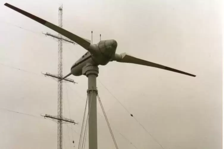 Dieses Foto mit der einst größten Windkraftanalge Growian entstand im August 1984. 