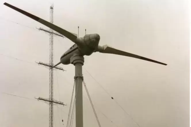 Dieses Foto mit der einst größten Windkraftanalge Growian entstand im August 1984.