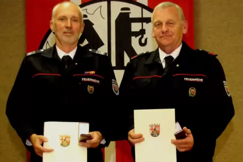 Wurden für 45 Jahre aktive Mitgliedschaft bei der Feuerwehr geehrt: Hauptbrandmeister Jürgen Lampert (links) und Hauptlöschmeist