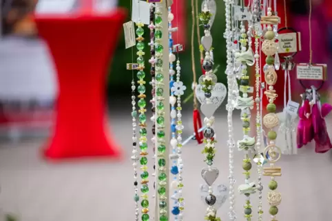 Auch Schmuck gehört zu dem Angebot. 