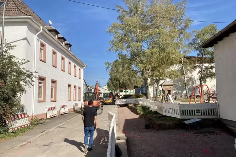 Noch im November sollen die Arbeiten für einen durchgehenden Gehweg von der Schule bis zur Kirche fertig sein.