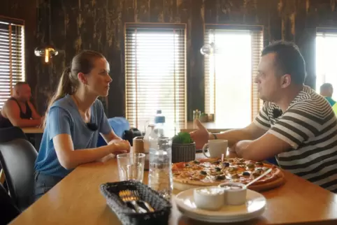 WDR-Journalistin Susanna Zdrzalek im Gespräch mit Damian Drupka, der US-Präsident Joe Biden eine Pizza geliefert hat. WDR-Journalistin Susanna Zdrzalek im Gespräch mit Damian Drupka, der US-Präsident Joe Biden eine Pizza geliefert hat.