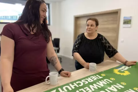 Zu den Kommunalwahlen 2019 haben die Grünen im Kreis keine Plakate gehängt. Katja Daish (links) und Christine Frauß beraten im U