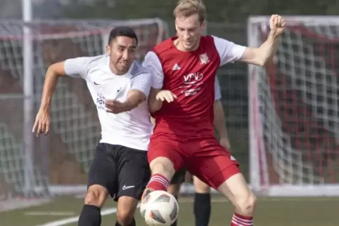 Tim Schreiber (links) von der SG Münchweiler/Langmeil spielt mit seinem Team bei Steinbach II/Börrstadt. 