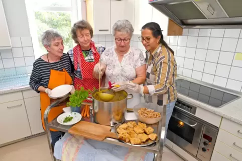 Vier aus dem Helferteam der Suppenküche (von links): Elisabeth Volk, Ilse Zimmermann, Renate Wolf und Yaneth Schröder-Londono.