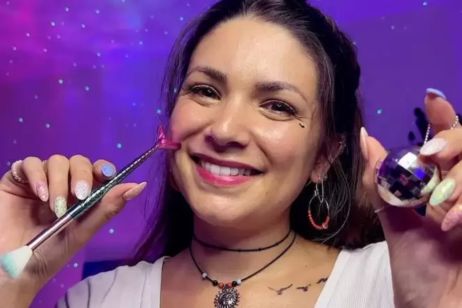 Lange Fingernägel zählen zur Standard-Ausstattung von ASMR-Künstlerinnen. Damit tippt, klackt und kratzt es sich durchdringender