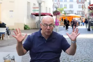 Unser Kolumnist in seinem Lieblingscafé.