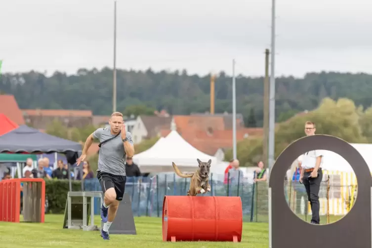 Beim Hindernislauf haben Denis Wesel und Aska bei den Deutschen Meisterschaften gezeigt, wie schnell sie sein können. Im Vierkam