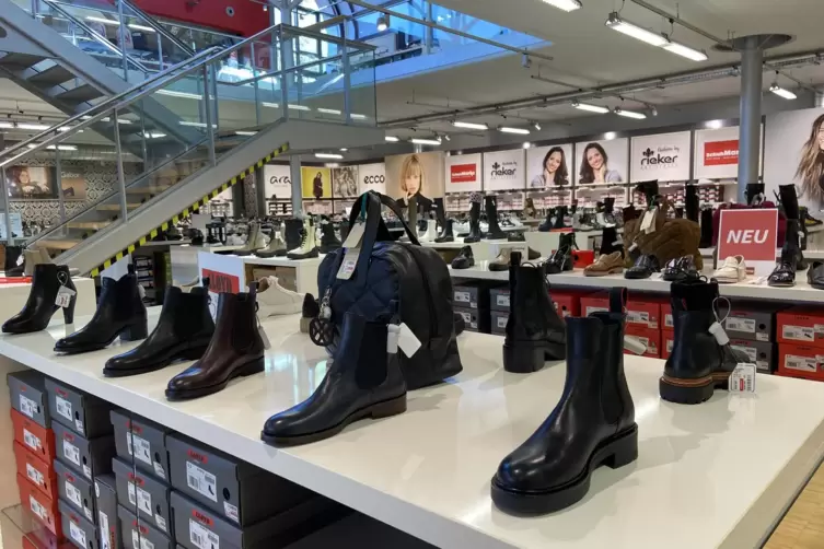 Filialisten-Konzept: Beim Hauensteiner Schuhh&auml;ndler Schuh Marke kann sich der Kunde auf gr&ouml;&szlig;erer Fl&auml;che auch selbst bedienen.