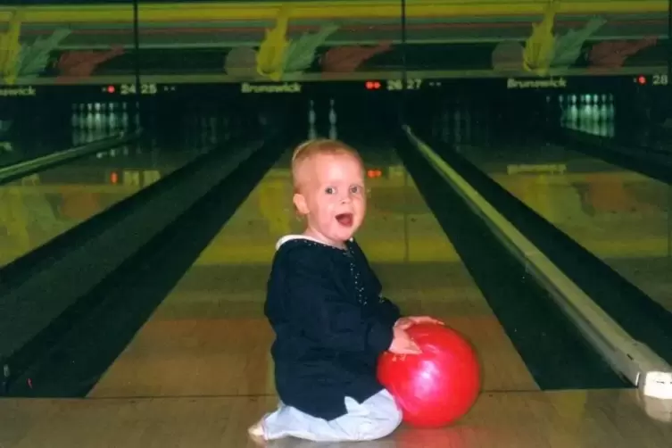Schon in fr&uuml;hester Jugend war Laura Beuthner auf der Bowlingbahn. 