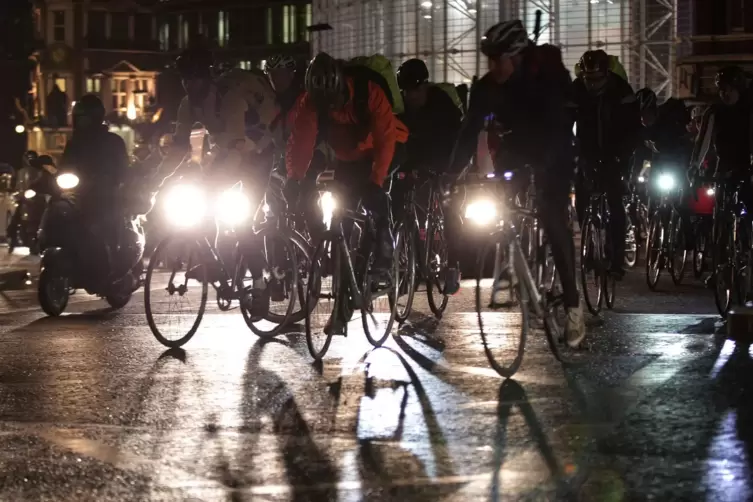 Sehen und gesehen werden: Das gilt f&uuml;r Radfahrer in der Dunkelheit.