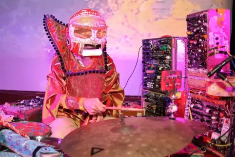 Kaum zu fassen: Der Musiker Paddy Steer aus dem Großraum Manchester kam mit selbstgebasteltem Kostüm und außerweltlich wirkenden