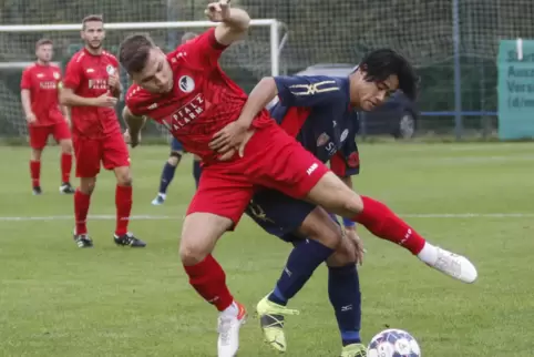 Steinbachs Top-Torjäger Jonas Krautschneider (vorne) fehlt ausgerechnet am Sonntag im Landesliga-Duell mit dem punktgleichen TSC