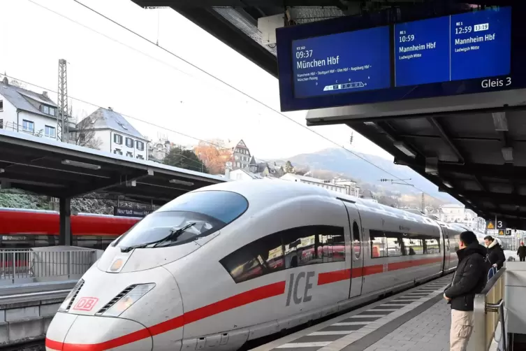Der ICE 563 von Saarbrücken nach München, der auch in Homburg, Kaiserslautern und Neustadt (Foto) hält, fährt auch während der S