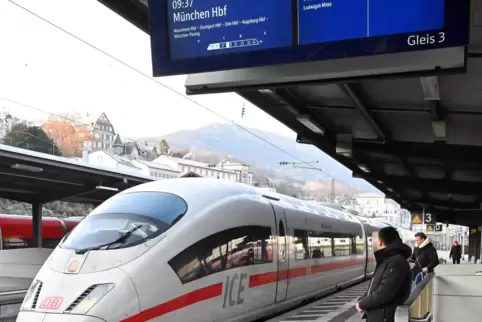 Der ICE 563 von Saarbrücken nach München, der auch in Homburg, Neustadt (Foto) und Kaiserslautern hält, fährt auch während der S