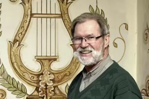 Chorleiter Uwe Peter bittet seine Sänger bei der internen 40-Jahr-Feier zur letzten Singstunde.