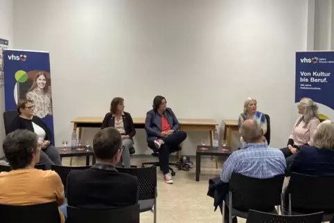Diskutierten zum Thema „Mehr Frauen in die Kommunalpolitik“: von links Christine Fauß (Grüne), Margot Schillo (Freie Wähler), Is