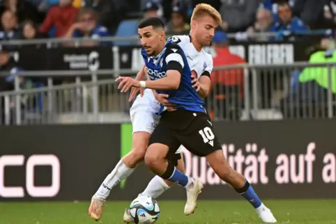 Auf und davonDer Bielefelder Nassim Boujellab (vorne) umkurvt den Waldhöfer Fridolin Wagner, der sich in der Nachspielzeit am Kn