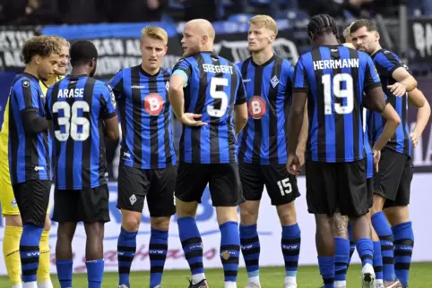 Zusammenstehen: Das Team des SV Waldhof, in der Mitte Marcel Seegert (Nr. 5), steckt vorerst im Tabellenkeller der Dritten Liga.