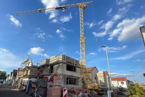 Kein Durchkommen: Aufgrund der engen Bebauung muss der Baukran auf der Straße aufgebaut werden und blockiert die Zufahrt. 