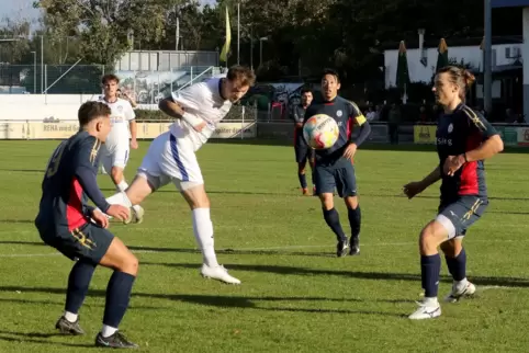  Der Herxheimer Marcel Meinzer mit dem 1:1 in der 27. Spielminute.