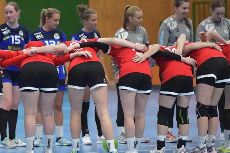 Ein gutes Omen? Der Gegner HSG Wittlich verbeugte sich schon vor dem Spiel vor den Frauen der TSG Haßloch.