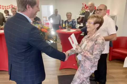 Sebastian Tilly gratuliert Heidi Kiefer zum 75. Geburtstag mit einem Empfang in der Parteigeschäftsstelle in der Alleestraße. 