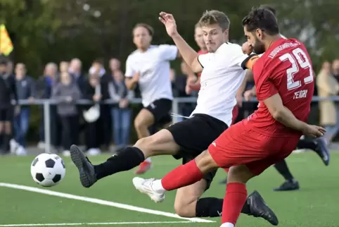 Mikail Terzi (LSC, rot) flankt, doch Tim Seelinger blockt den Ball. 